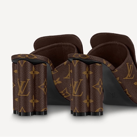 100% authentic Louis Vuitton LV Monogram Slides New Size 39, fit size 38 - Picture 4 of 9